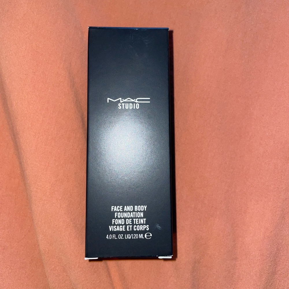 MAC Face & Body foundation